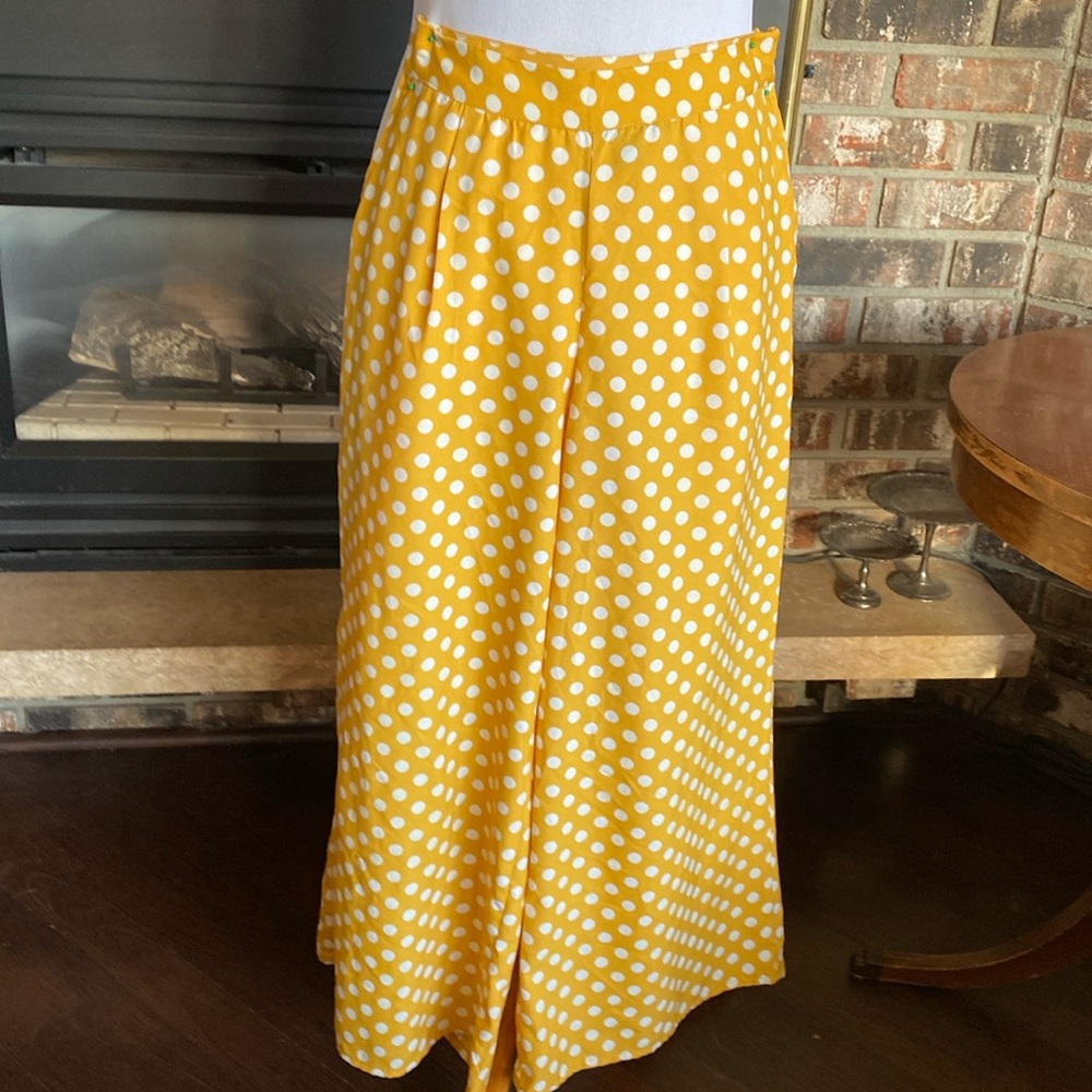 PRIMARK flowy leg polka dot capri pants. Side zipper. Front pockets. Size US 4.